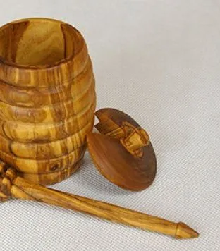 handgearbeiteter-honigtopf-mit-loffel-aus-olivenbaumholz_2_m.webp