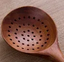 anmutige-abtropfkelle-aus-teakholz_2_m.webp