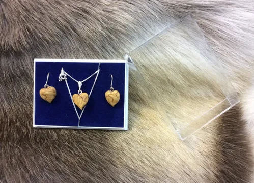 [170307] Finnischer Holzschmuck Set "Herzen" & Ohrringe aus Maserbirke – Handgefertigt, Unikat