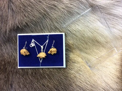 [170308] Finnischer Holzschmuck Set "Igel" & Ohrringe aus Maserbirke – Handgefertigt, Unikat