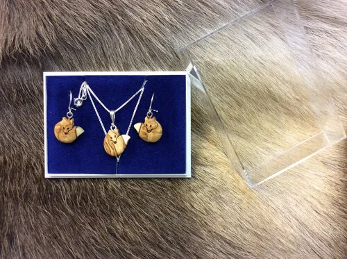 [170309] Finnischer Holzschmuck Set "Füchse" & Ohrringe aus Maserbirke – Handgefertigt, Unikat