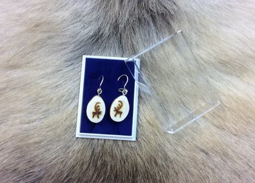 [170331] Holzschmuck-Ohrringe aus finnischem Rentierhorn – handgefertigt, Unikat, naturbelassen