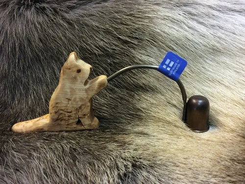 [170333] Handgefertigter Kerzenlöscher "Katze" aus Maserbirke und Stahl – Wood Jewel Finnland