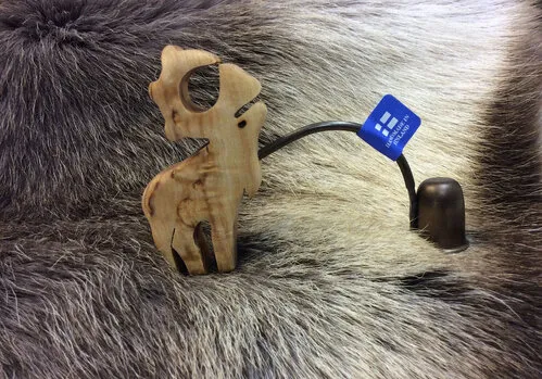 [170334] Handgefertigter Kerzenlöscher "Rentier" aus Maserbirke und Stahl – Wood Jewel Finnland
