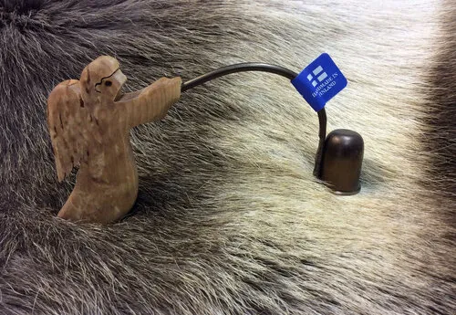 [170336] Handgefertigter Kerzenlöscher "Engel" aus Maserbirke und Stahl – Wood Jewel Finnland