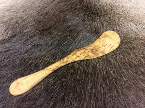 [170341] Buttermesser aus finnischer Maserbirke - Handarbeit von Wood Jewel Kauko Raatiniemi