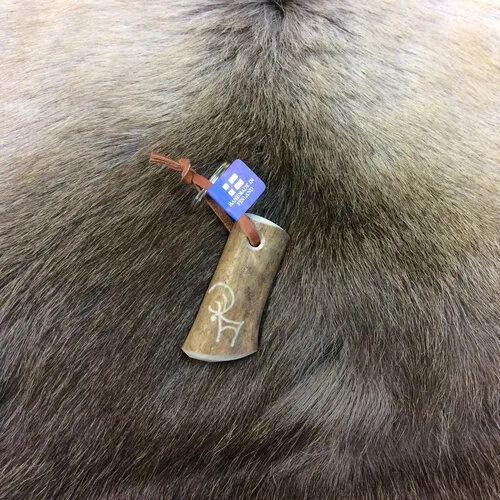 Schlüsselanhänger aus finnischer Handarbeit - Rentierhorn Wood Jewel von Kauko Raatiniemi