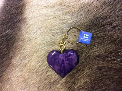 Schlüsselanhänger "Herz violett" aus Karelischer Maserbirke – einzigartiges finnisches Holzunikat