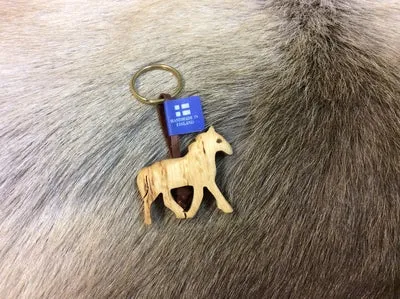 [170374] Schlüsselanhänger "Pferd" aus Karelischer Maserbirke – einzigartiges finnisches Holzunikat