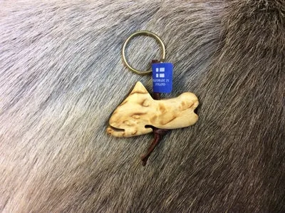 [170378] Schlüsselanhänger "Schneemobil" aus Karelischer Maserbirke – einzigartiges finnisches Holzunikat