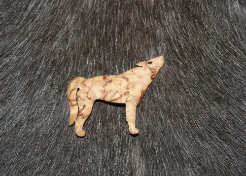 [170393] Dekomagnet "Wolf stehend" aus Maserbirke handgefertigt – einzigartiges finnisches Holzunikat