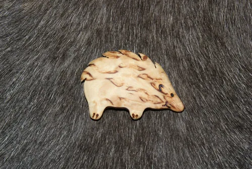 [170395] Dekomagnet "Igel" aus Maserbirke handgefertigt – einzigartiges finnisches Holzunikat