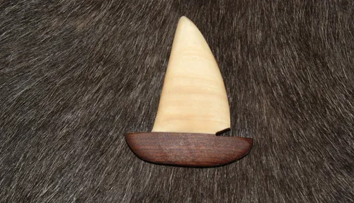 [170397] Dekomagnet "Segelboot" aus Maserbirke handgefertigt – einzigartiges finnisches Holzunikat