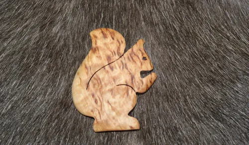[170399] Dekomagnet "Eichhörnchen" aus Maserbirke handgefertigt – einzigartiges finnisches Holzunikat