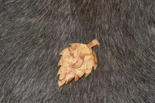 [170403] Dekomagnet "Buchenblatt" aus Maserbirke handgefertigt – einzigartiges finnisches Holzunikat
