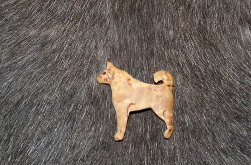 [170407] Dekomagnet "Hund" aus Maserbirke handgefertigt – einzigartiges finnisches Holzunikat
