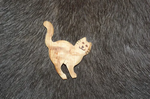 [170408] Dekomagnet "Katze stehend" aus Maserbirke handgefertigt – einzigartiges finnisches Holzunikat