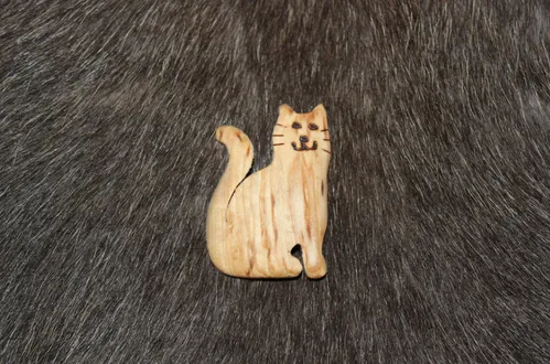 [170409] Dekomagnet "Katze sitzend" aus Maserbirke handgefertigt – einzigartiges finnisches Holzunikat