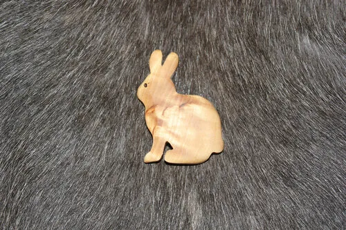 [170410] Dekomagnet "Hase" aus Maserbirke handgefertigt – einzigartiges finnisches Holzunikat