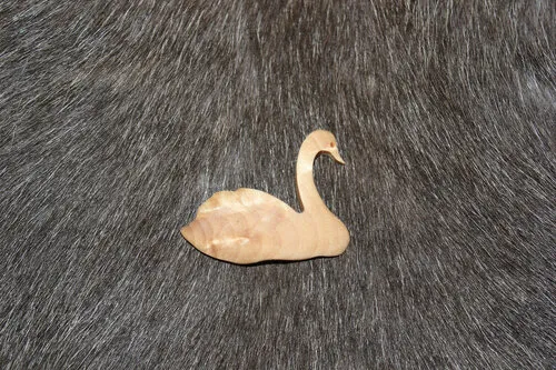 [170411] Dekomagnet "Schwan" aus Maserbirke handgefertigt – einzigartiges finnisches Holzunikat