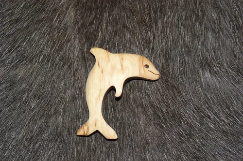 [170412] Dekomagnet "Delfin" aus Maserbirke handgefertigt – einzigartiges finnisches Holzunikat