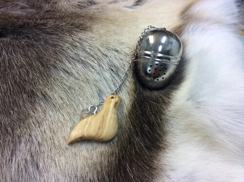 [170417] Tee-Ei "Moorschneehuhn" aus Maserbirke handgefertigt – finnisches Unikat aus Holz und Stahl