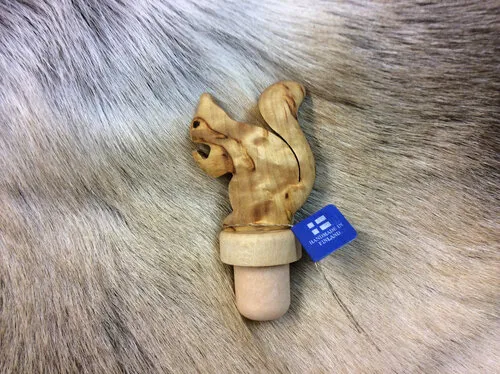 [170425] Flaschenverschluss "Eichhörnchen" aus Karelischer Maserbirke handgefertigt – finnisches Holzunikat