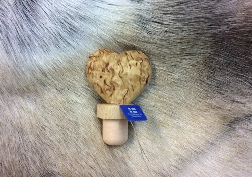 [170430] Flaschenverschluss "Herz" aus Karelischer Maserbirke handgefertigt – finnisches Holzunikat