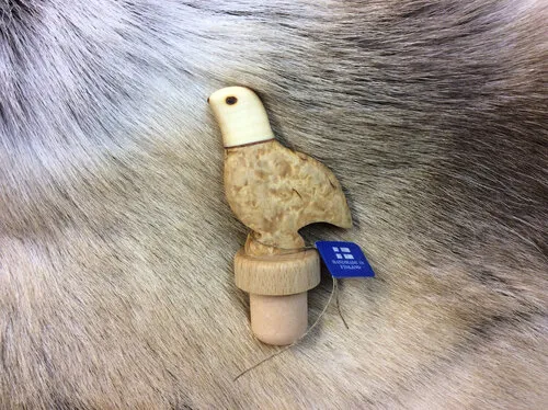 [170431] Flaschenverschluss "Moorschneehuhn" aus Karelischer Maserbirke handgefertigt – finnisches Holzunikat