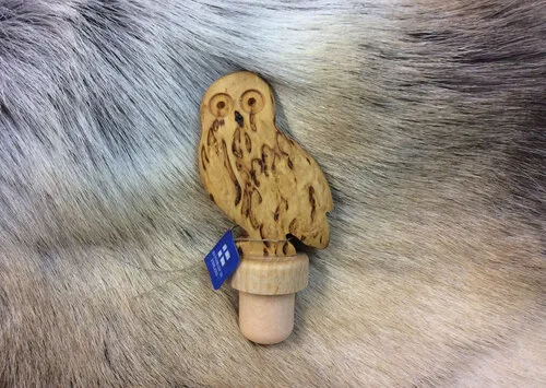[170437] Flaschenverschluss "Eule" aus Karelischer Maserbirke handgefertigt – finnisches Holzunikat