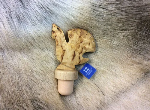 Flaschenverschluss "Auerhahn" aus Karelischer Maserbirke handgefertigt – finnisches Holzunikat