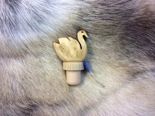 [170443] Flaschenverschluss "Schwan" aus Karelischer Maserbirke handgefertigt – finnisches Holzunikat