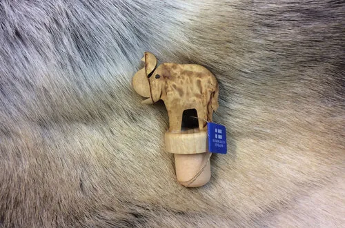 [170457] Flaschenverschluss "Elefant" aus Karelischer Maserbirke handgefertigt – finnisches Holzunikat