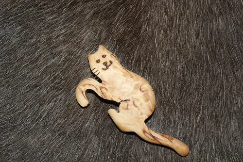 [170467] Topfdeckel-Halter "Katze" aus Karelischer Maserbirke handgefertigt – finnisches Holzunikat