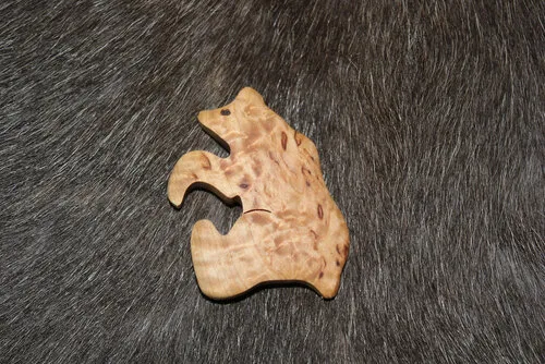 [170468] Topfdeckel-Halter "Bär" aus Karelischer Maserbirke handgefertigt – finnisches Holzunikat