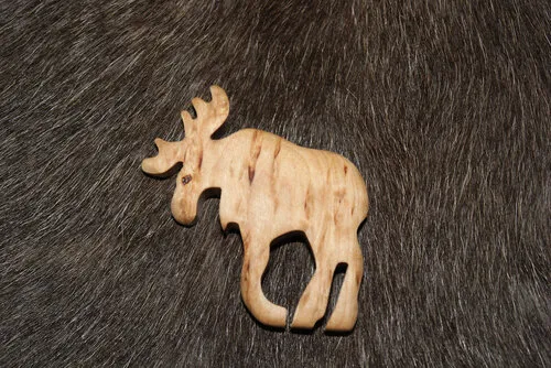 [170469] Topfdeckel-Halter "Elch" aus Karelischer Maserbirke handgefertigt – finnisches Holzunikat