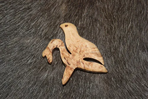 [170472] Topfdeckel-Halter "Moorschneehuhn" aus Karelischer Maserbirke handgefertigt – finnisches Holzunikat