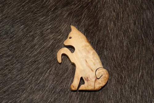 [170473] Topfdeckel-Halter "Hund" aus Karelischer Maserbirke handgefertigt – finnisches Holzunikat
