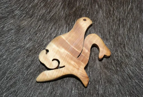 [170474] Topfdeckel-Halter "Birkhuhn" aus Karelischer Maserbirke handgefertigt – finnisches Holzunikat