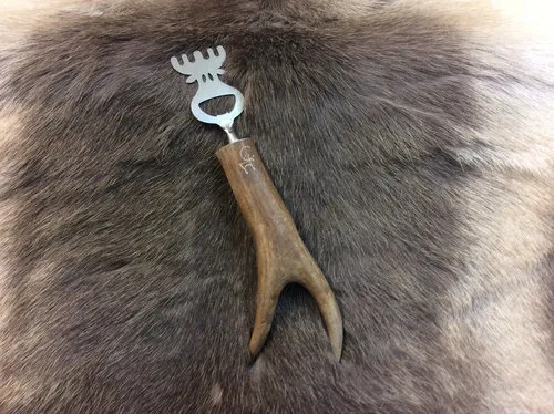 [170041] Lustiger Flaschenöffner – Handgefertigt in Finnland aus Rentierhorn, Wood Jewel, 27 cm