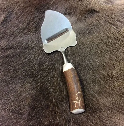 [170047] Käsehobel – Handgefertigt in Finnland, Griff aus Rentierhorn,  traditionelle Handarbeit, Wood Jewel