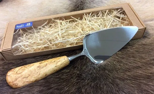 [170063] Kuchen- & Pizzamesser aus Curly Birch Holz – handgefertigt in Finnland, Geschenkbox