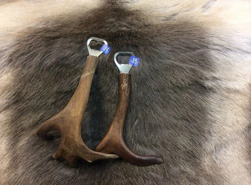 [170068] Handgemachter Flaschenöffner aus Rentierhorn – Wood Jewel, Lappland, Länge 30 cm