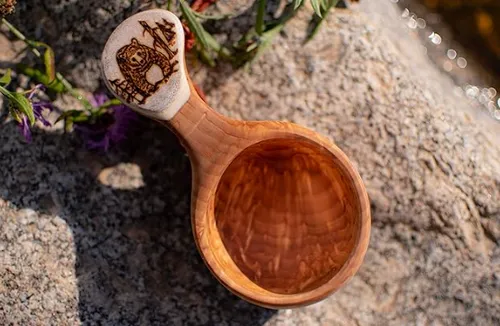 [170968] Finnische Kuksa aus Maserbirke und Rentierhorn - Motiv Bär
