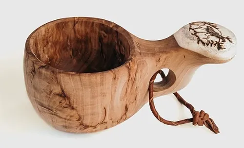 [170971] Finnische Kuksa aus Maserbirke und Rentierhorn - Motiv Auerhahn