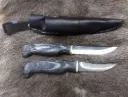 Doppelmesser-Set mit Kohlenstoffstahlklingen, Maserbirken-Griff & schwarzer Rentierleder-Scheide