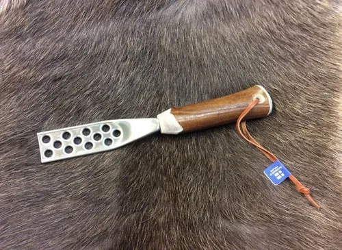 [170101] Handgemachter Fischentschupper aus Rentierhorn aus Lappland – traditionell von Wood Jewel
