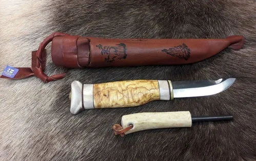 [170107] Finnisches Outdoor-Messer mit Zündstein, Rentiergeweih & Maserbirke aus Lappland – Wood Jewel