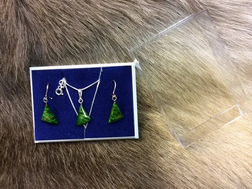 [170150] Finnischer Holzschmuck Set "Dreiecke" grün & Ohrringe aus Maserbirke – Handgefertigt, Unikat