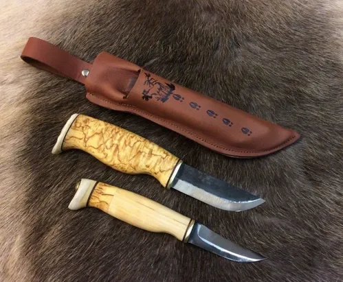 [170155] Handgefertigtes Doppel-Messer-Set aus Carbonstahl mit Rentiergeweih & Maserbirke aus Finnland